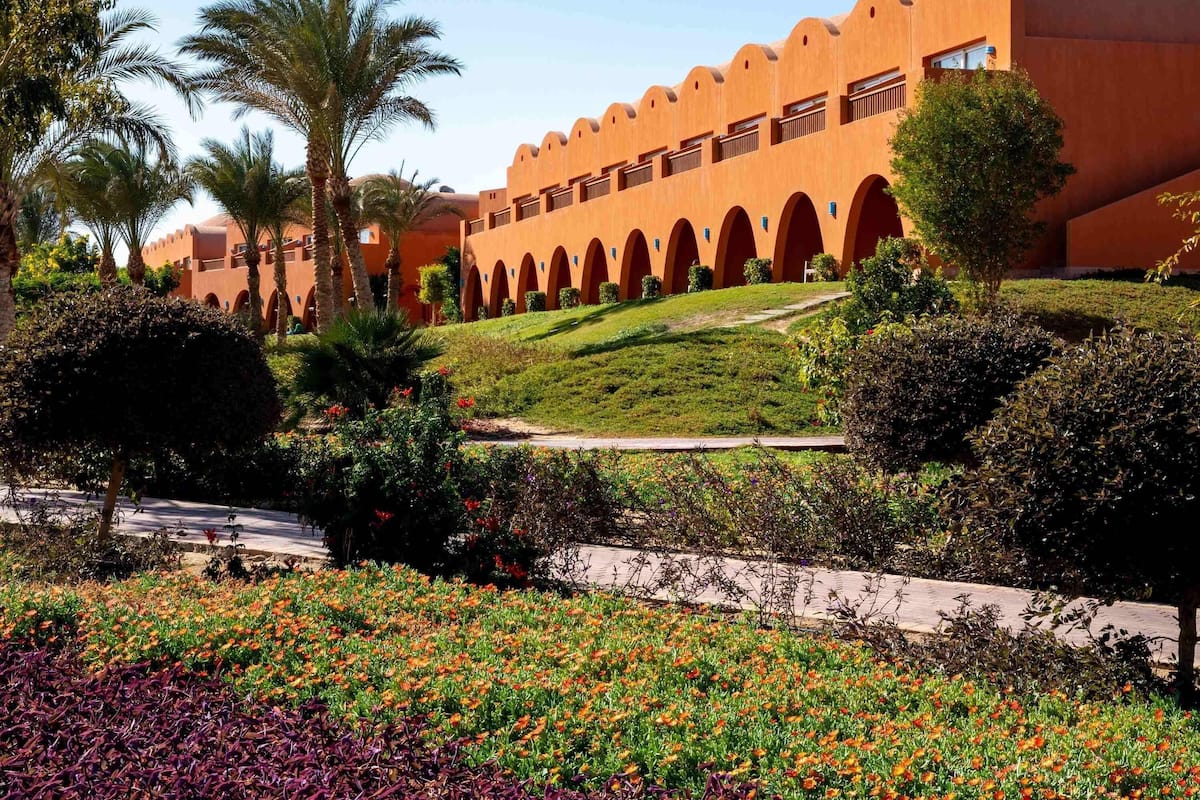 Isi minibar gratis, brankas, meja kerja, dan setrika/meja setrika