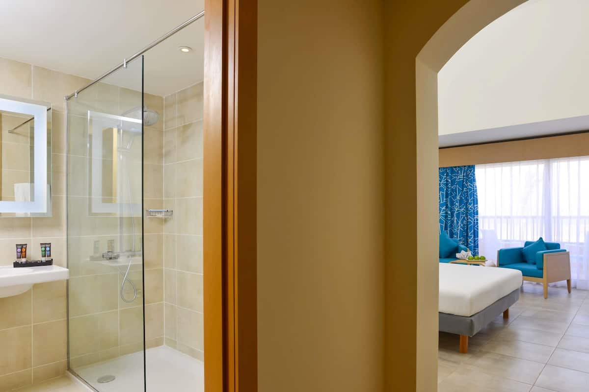 Artículos del minibar gratis y caja de seguridad en la habitación