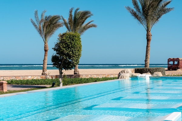 Inomhuspool, 3 utomhuspooler, parasoller och solstolar