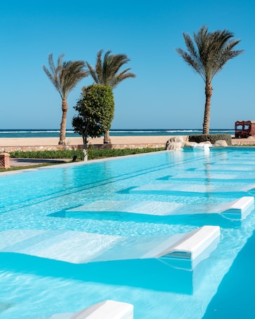 Una piscina techada, 3 piscinas al aire libre, sombrillas