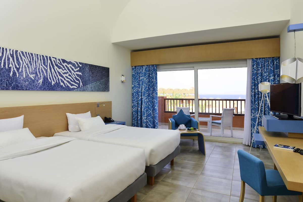 Minibar (mit einigen kostenlosen Artikeln), Zimmersafe, Schreibtisch