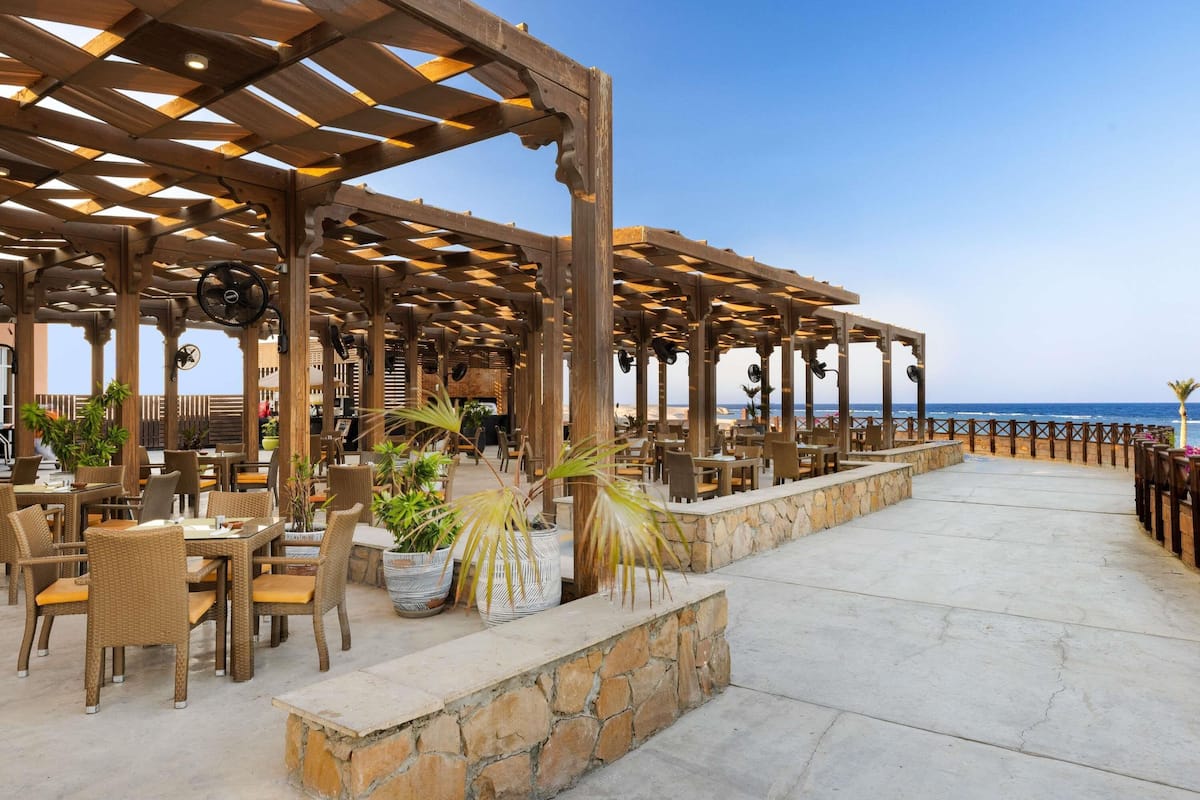 2 restaurants, breakfast, lunch, dinner served; international cuisine