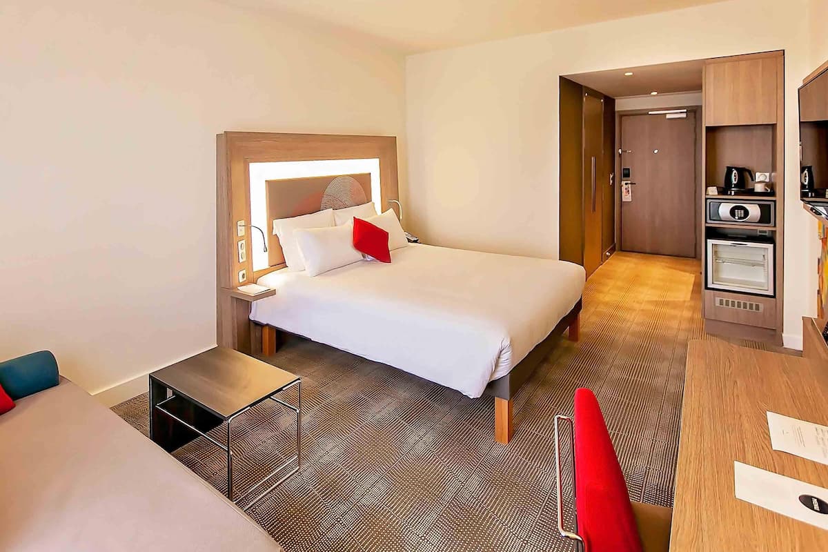 Quarto superior, 1 cama Queen e sofá-cama | Roupas de cama premium, frigobar, cofres nos quartos, escrivaninha