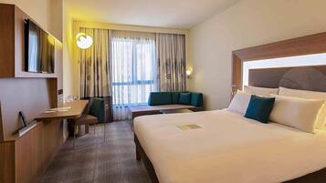 高级房, 1 张大床和 1 张沙发床 | 高档床上用品、迷你吧、客房内保险箱、办公桌