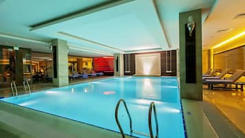 Indoor pool, sun loungers
