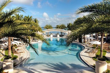 Piscine extérieure, cabanas (supplément), parasols