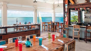 3 か所のレストラン、朝食、ランチ、ディナーに営業 (アメリカ料理)