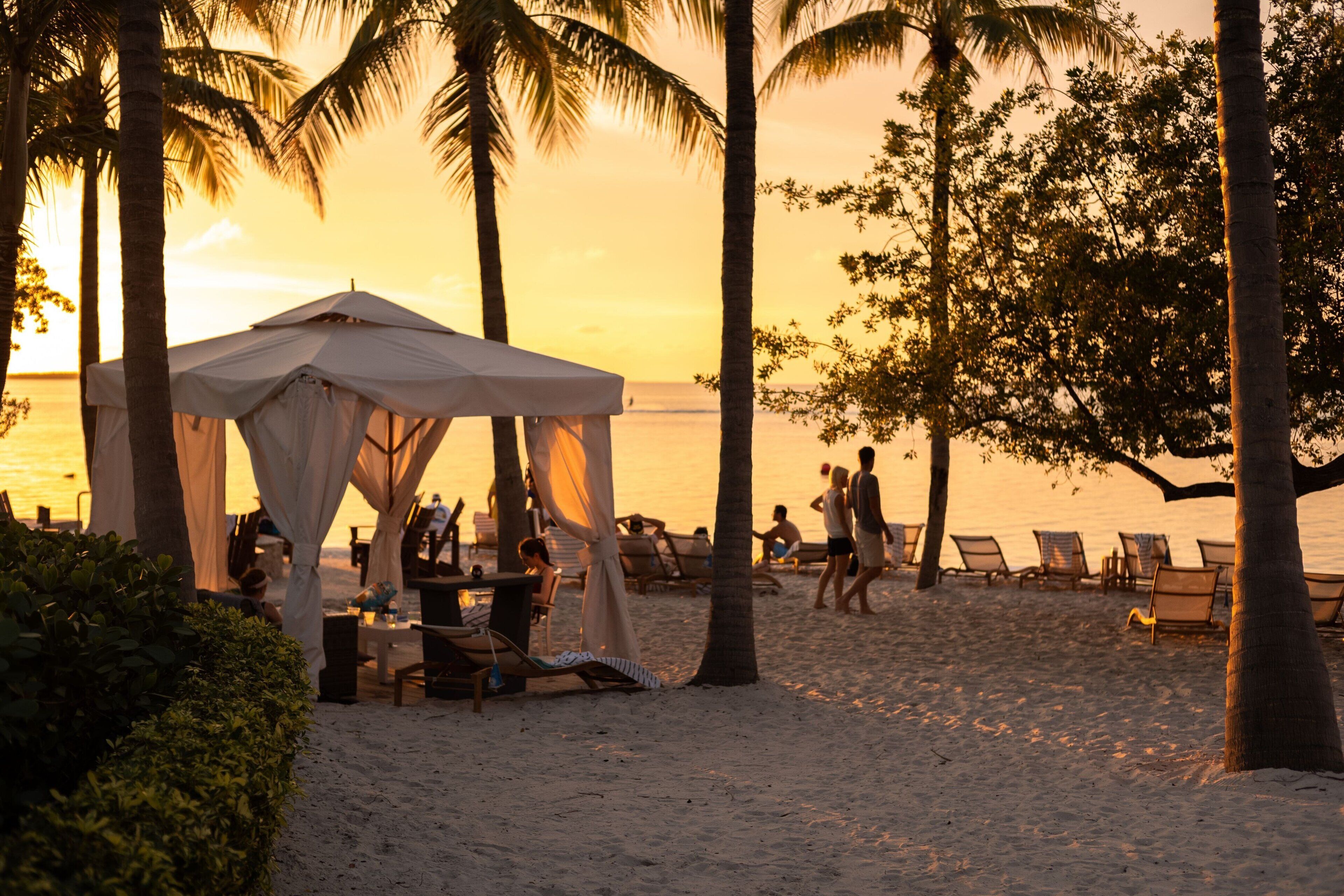Plage, cabines (en supplément), chaises longues, parasols