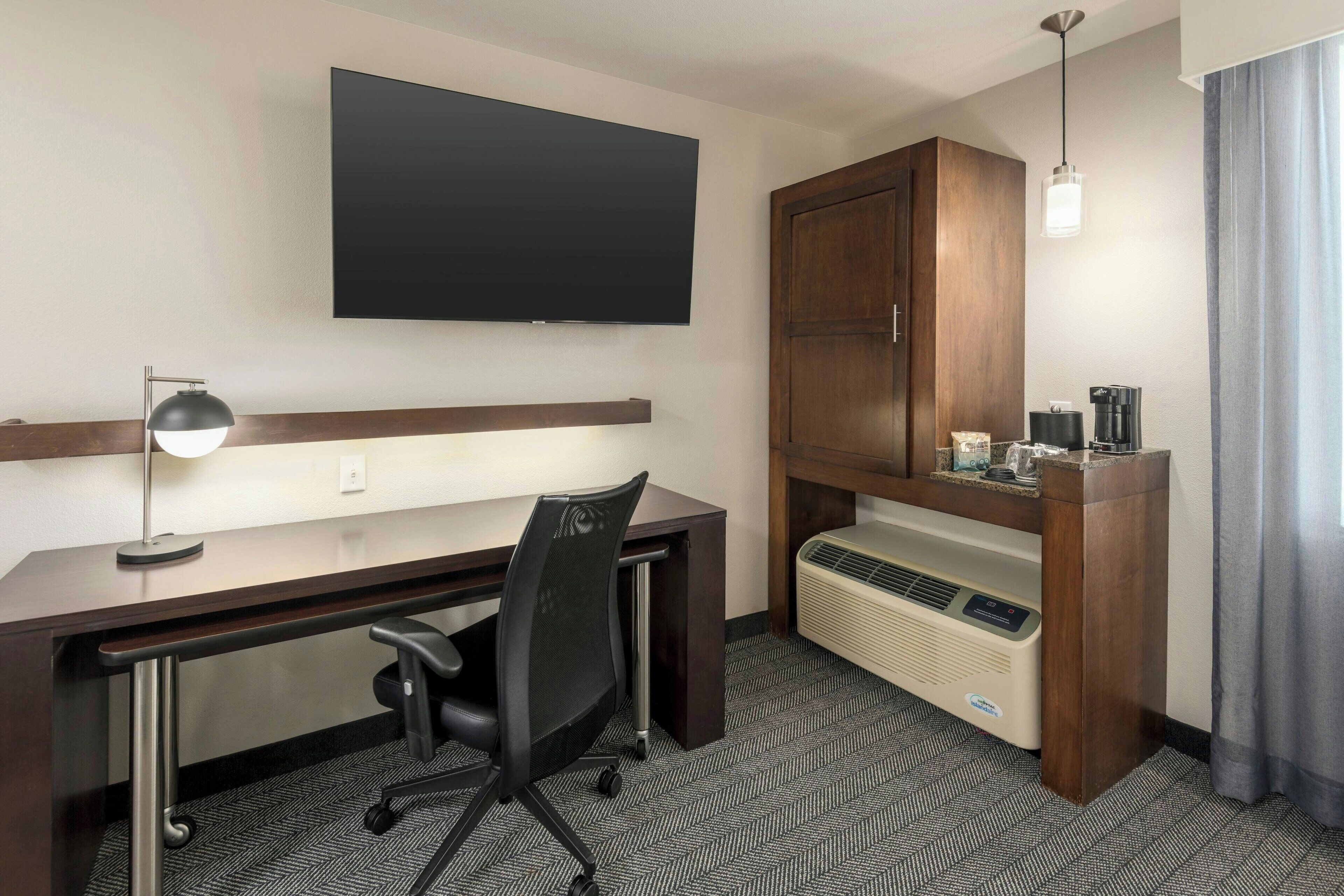 1 bedroom, premium bedding, desk, laptop workspace