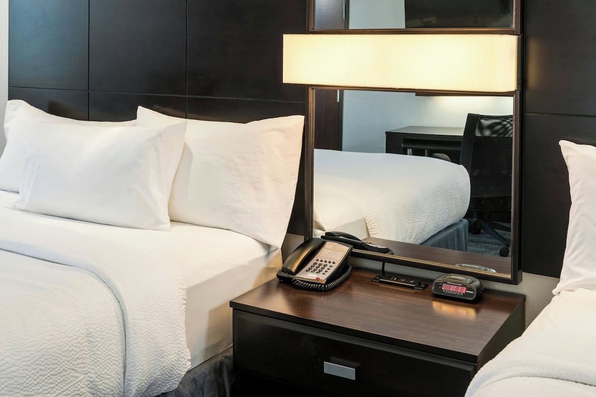 1 bedroom, premium bedding, desk, laptop workspace