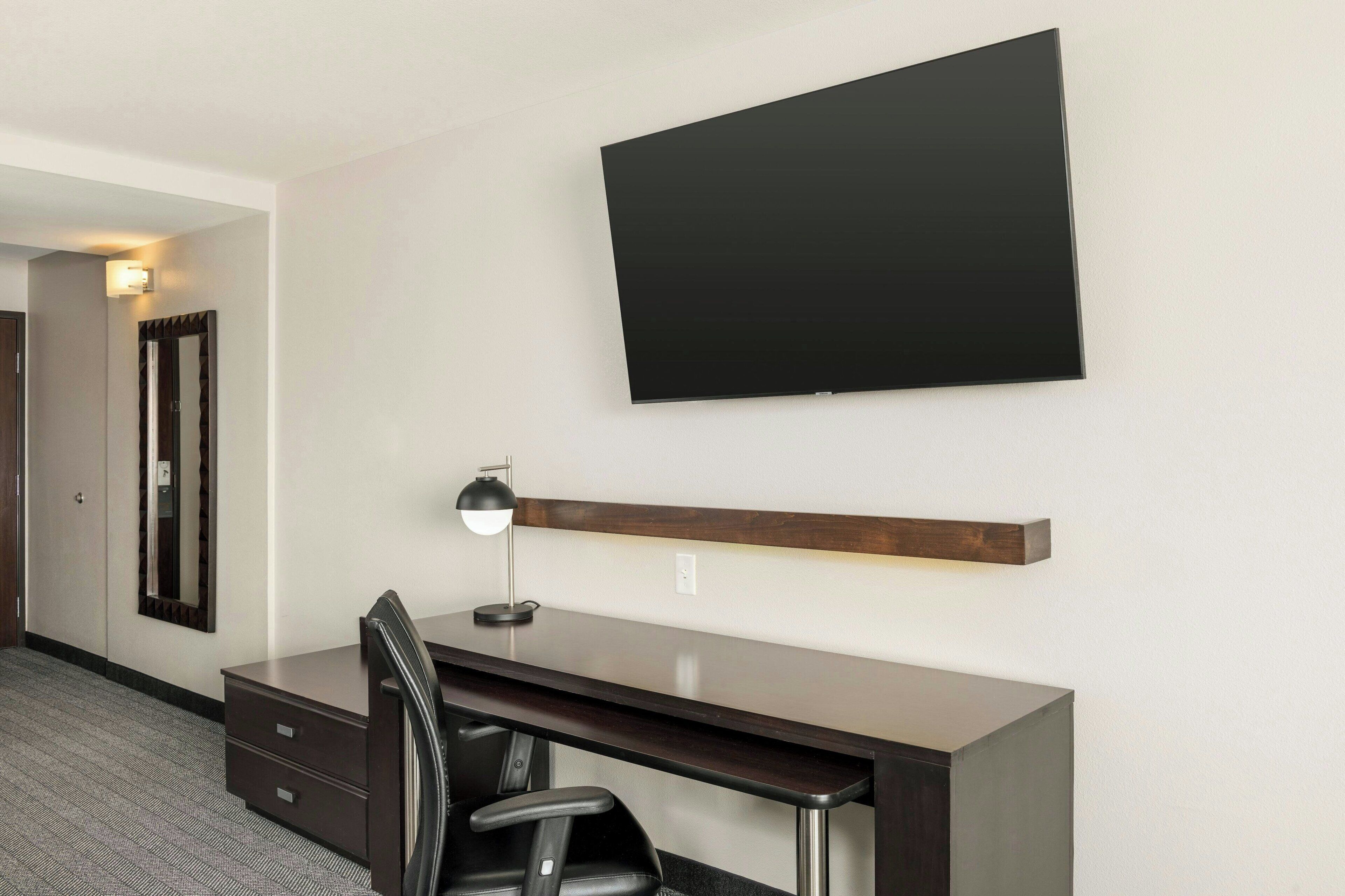 1 bedroom, premium bedding, desk, laptop workspace