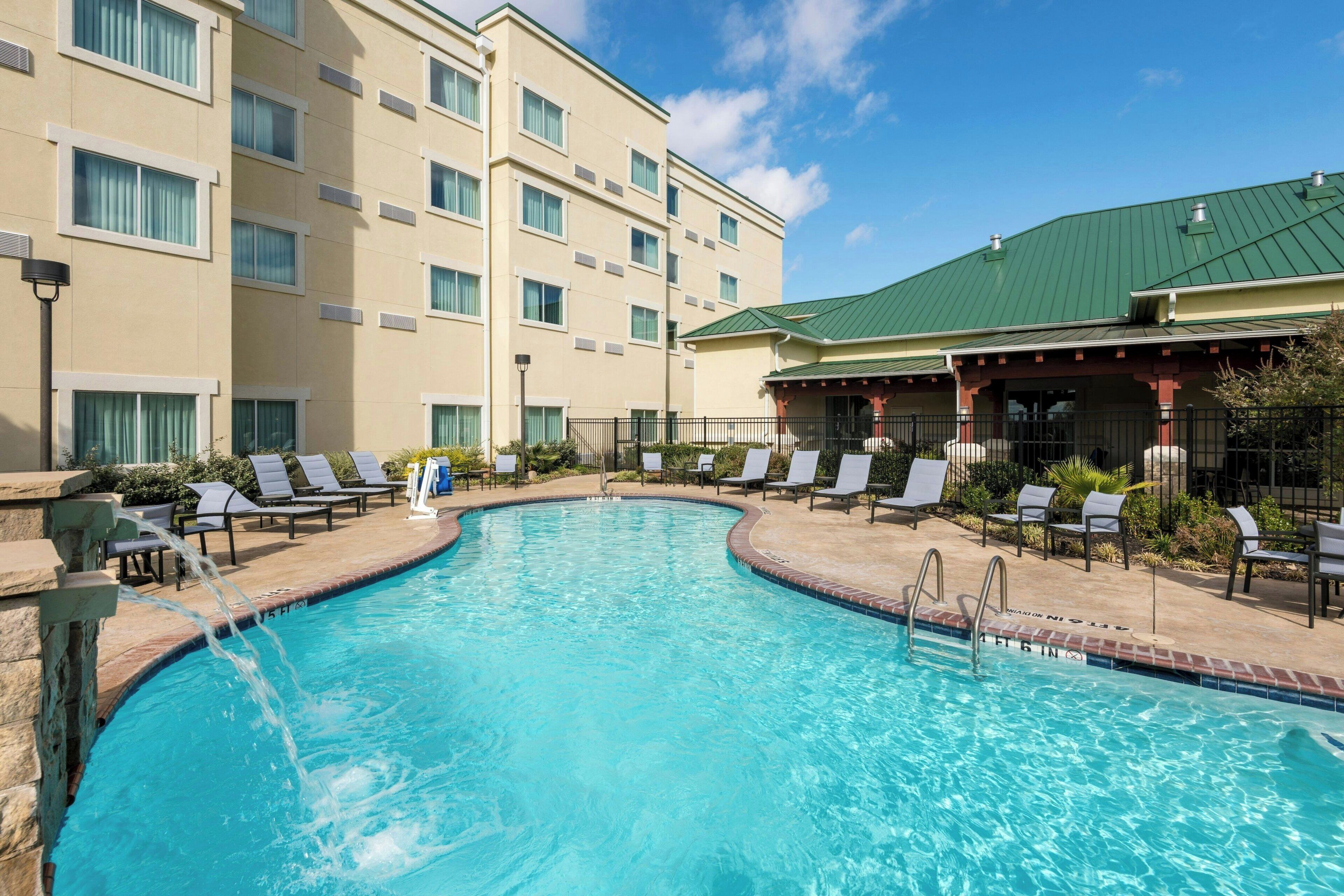 outdoor pool, open 10:00 am to 10:00 pm, pool loungers