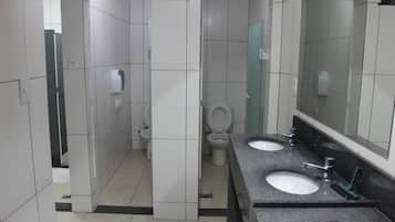 Chuveiro, toalhas de banho