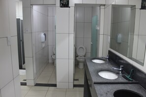 Shower, towels - Hospedagem Ledo (Rio de Janeiro)