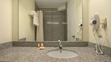 Combined shower/bathtub, towels