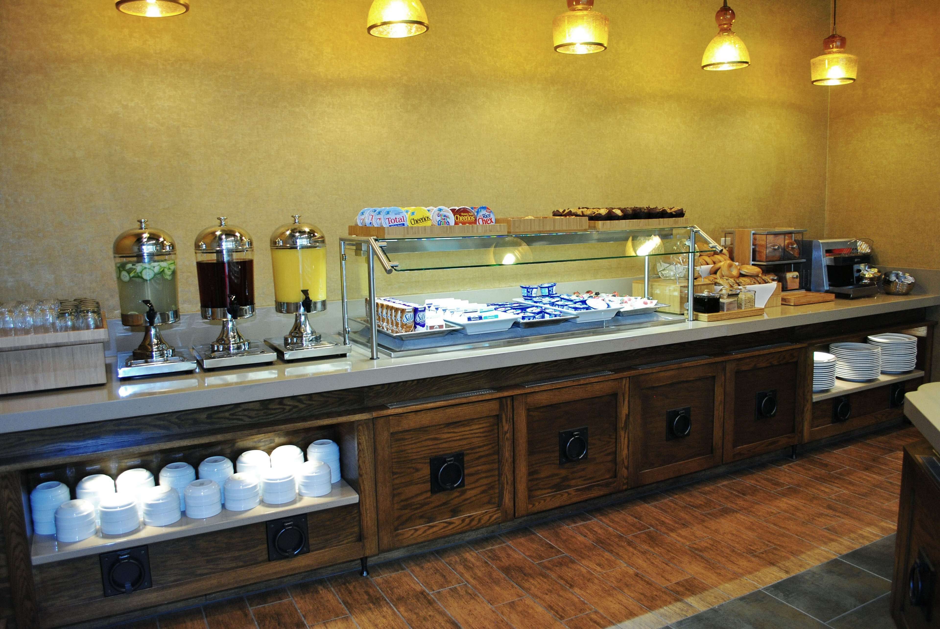 Een buffetopstelling met diverse gerechten en dranken.