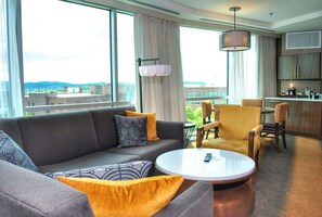 King, Suite | Living area | 42-inch flat-screen TV with cable channels, TV, iPod dock - Doubletree By Hilton Reading (Reading)