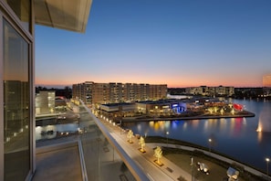 Premium bedding, in-room safe, desk, laptop workspace - Embassy Suites by Hilton The Woodlands at Hughes Landing (The Woodlands)