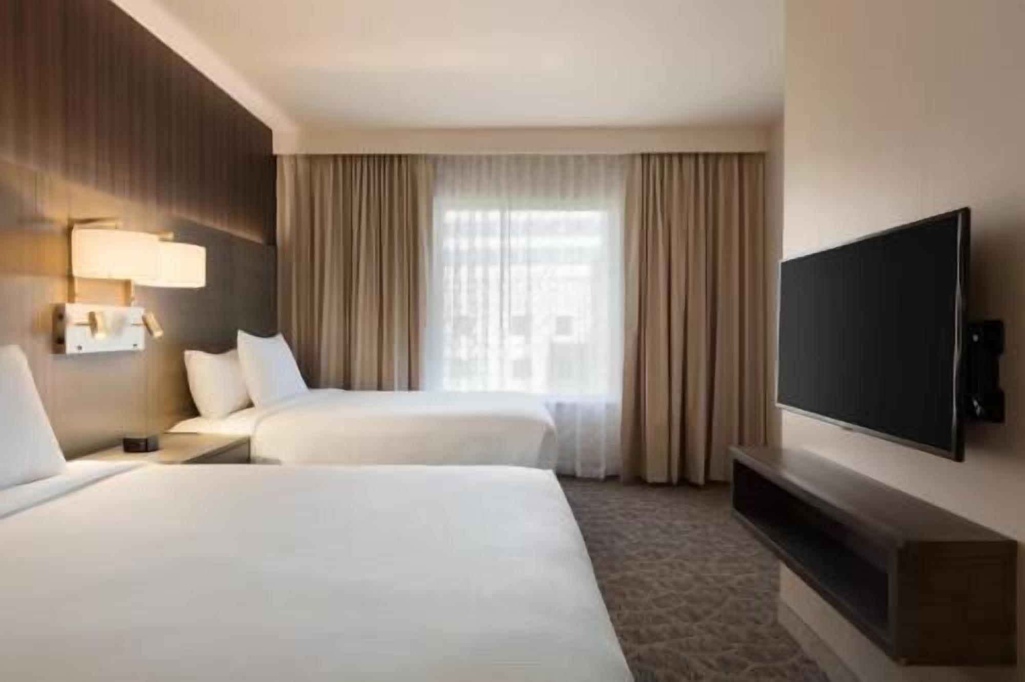 Hochwertige Bettwaren, Zimmersafe, Schreibtisch