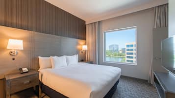Premium bedding, in-room safe, desk, laptop workspace