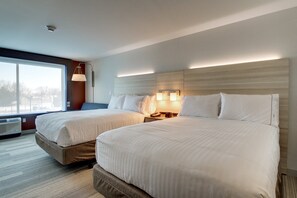 Desk, laptop workspace, blackout curtains, iron/ironing board - Holiday Inn Express & Suites Galesburg by IHG (Galesburg)