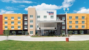 Un hôtel Fairfield Inn & Suites Marriott doté d’une façade moderne, de plusieurs étages et d’une entrée centrale.