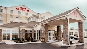 A Hilton Garden Inn with a covered entrance, stone pillars, and a parking lot. - Hilton Garden Inn Hobbs (Hobbs)