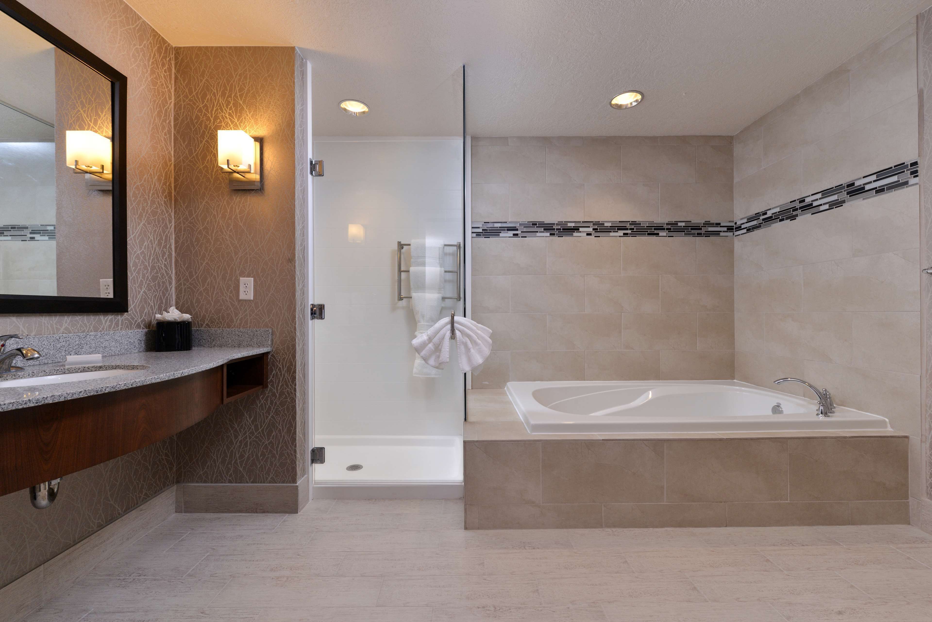 king, suite | bathroom | combined shower/bathtub, free toiletries, towels