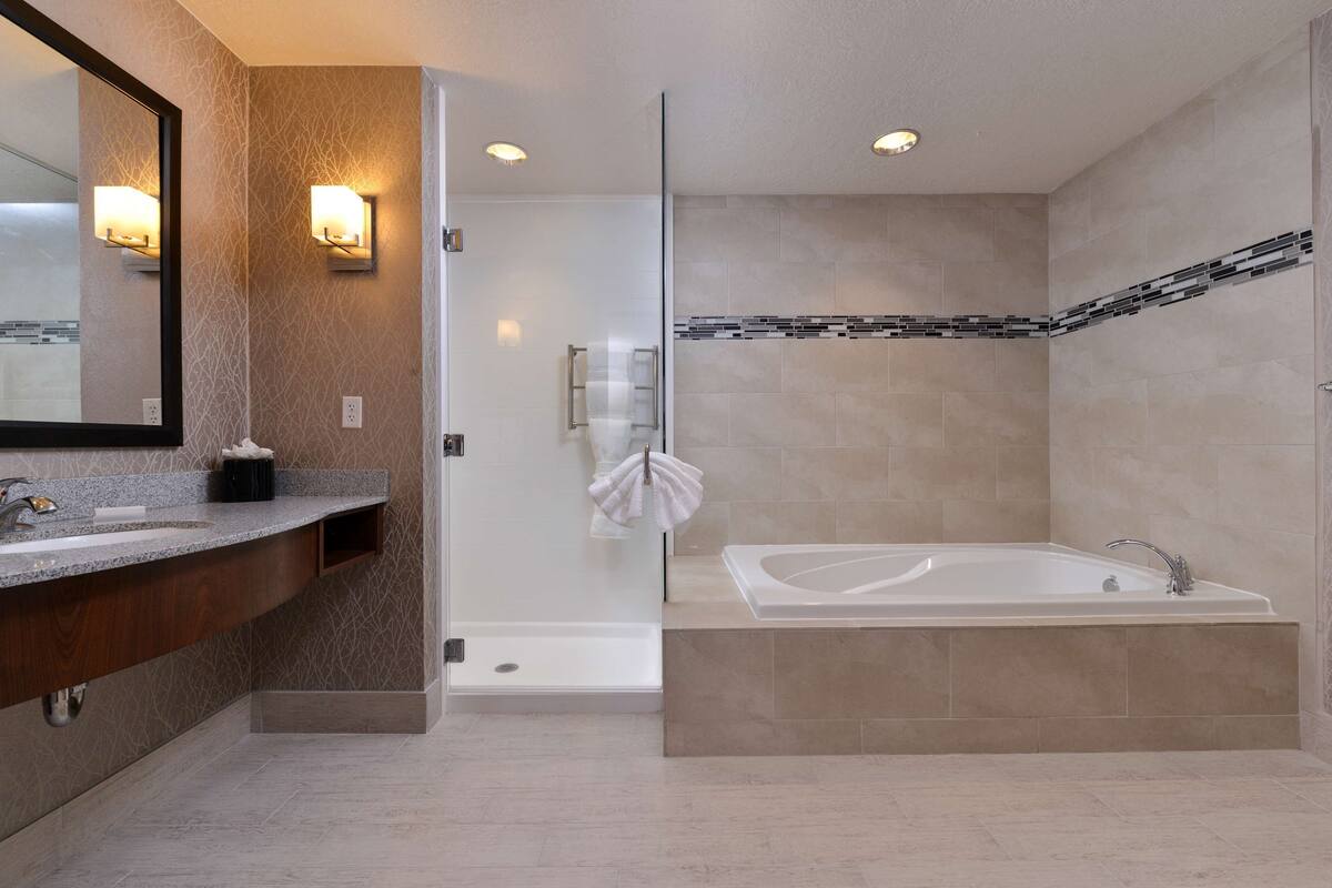 king, suite | bathroom | combined shower/bathtub, free toiletries, towels