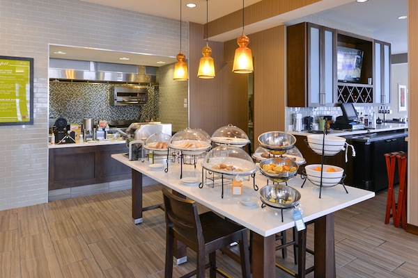 Phục vụ bữa sáng và bữa tối, món ăn kiểu Mỹ