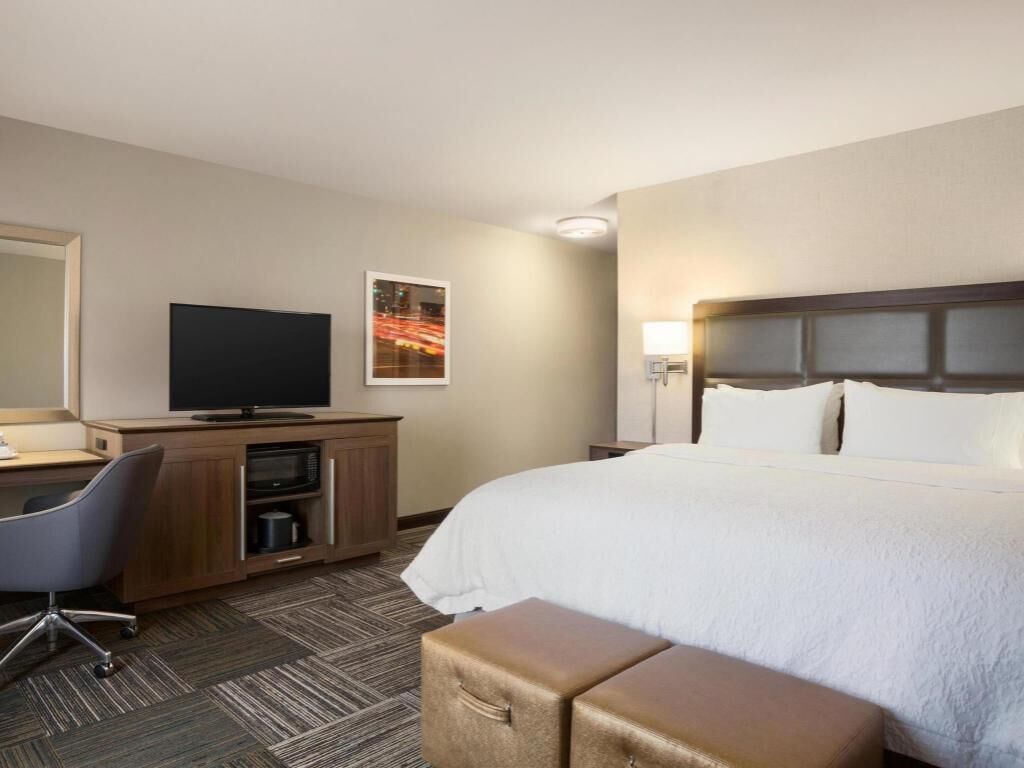 Langsir/tirai gelap terus, seterika/papan seterika 