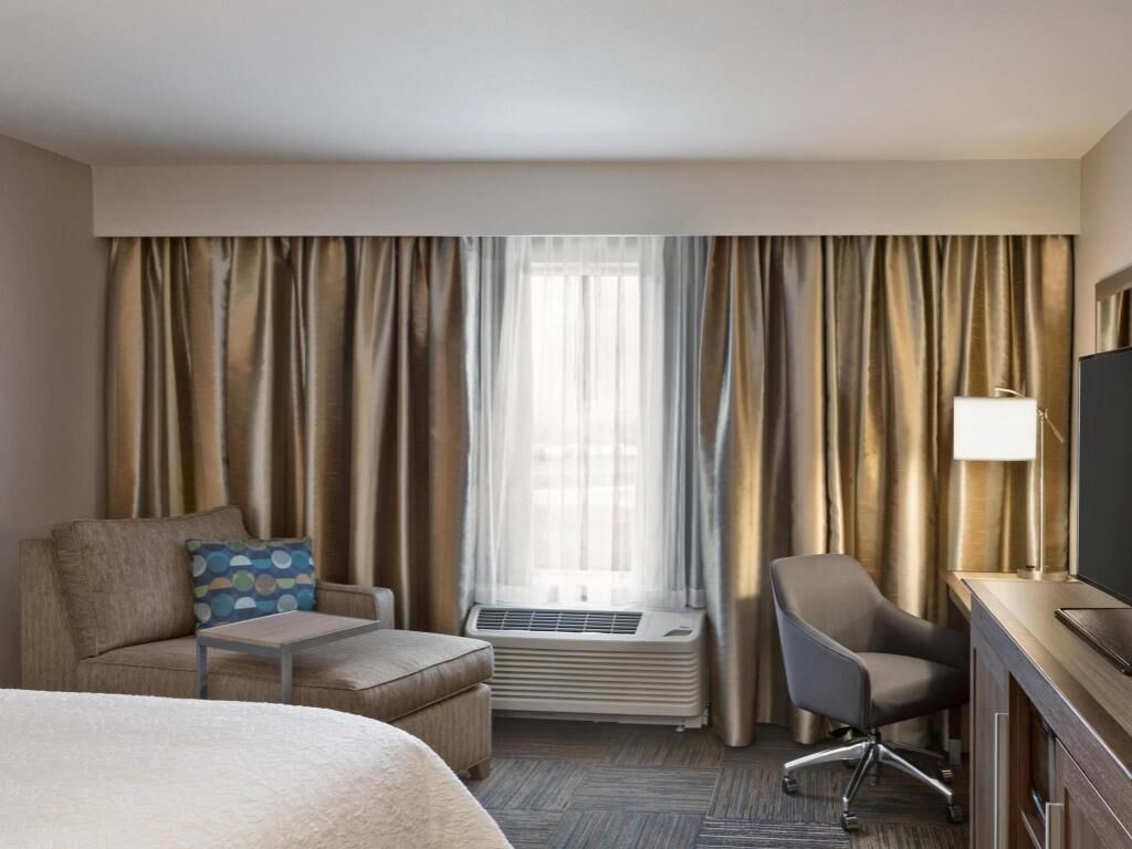 Langsir/tirai gelap terus, seterika/papan seterika 