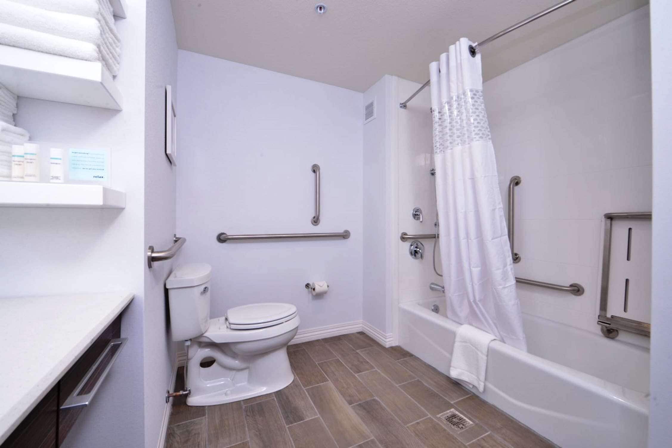 combined shower/bathtub, free toiletries, towels