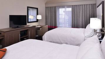 Caixa forta a l'habitació, escriptori i planxa i posts de planxar