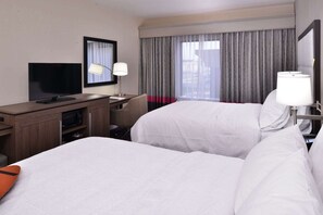 A hotel room with two beds, a desk with a TV, and a window with curtains. - Hampton Inn Leavenworth (Leavenworth)