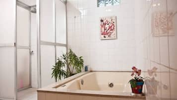 Regadera, amenidades de baño gratuitas, secadora de cabello