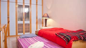 Habitación con 2 camas individuales, baño compartido | Decoración personalizada, muebles diferentes y escritorio