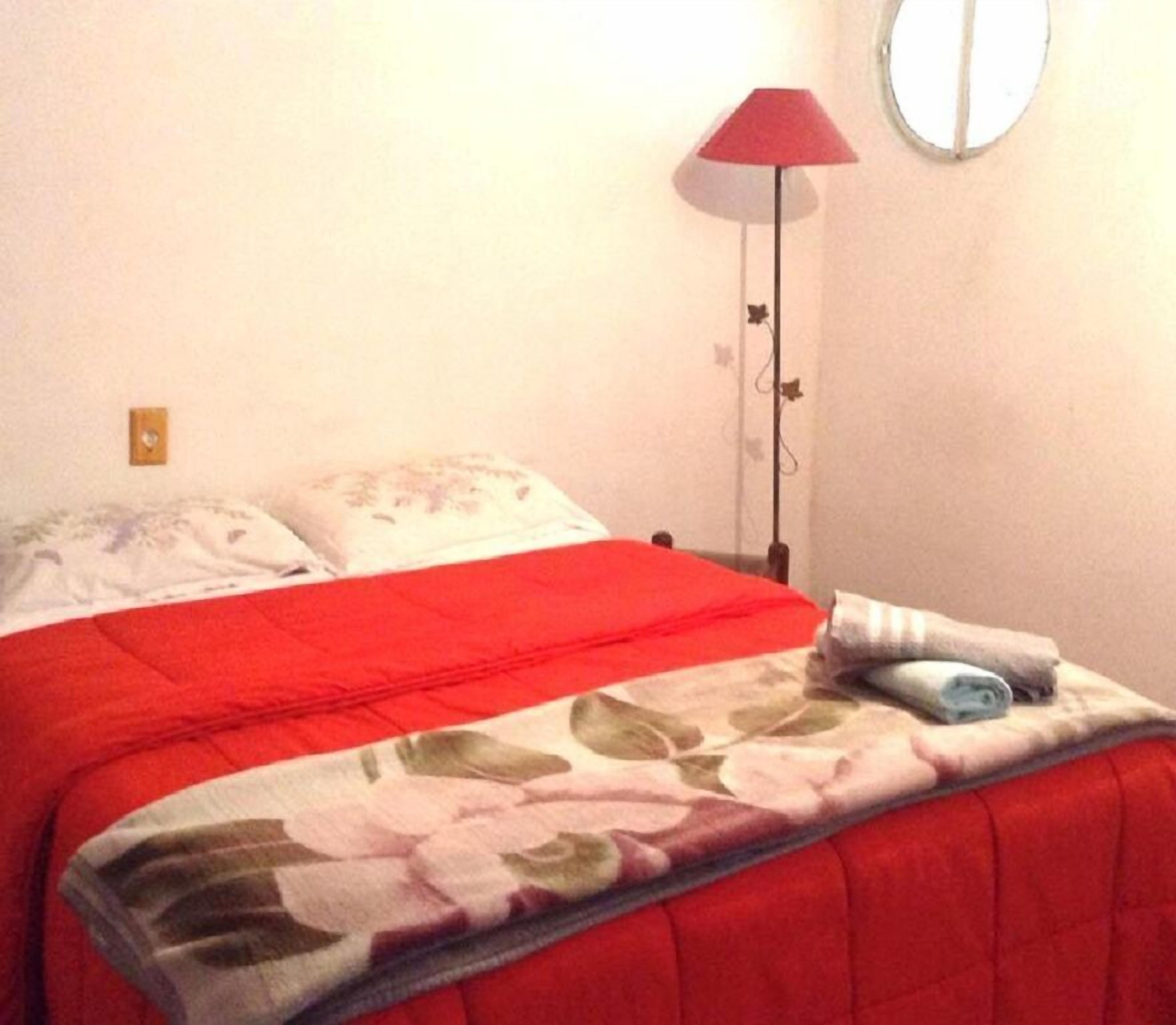 Habitación familiar, baño compartido | Decoración personalizada, muebles diferentes y escritorio 