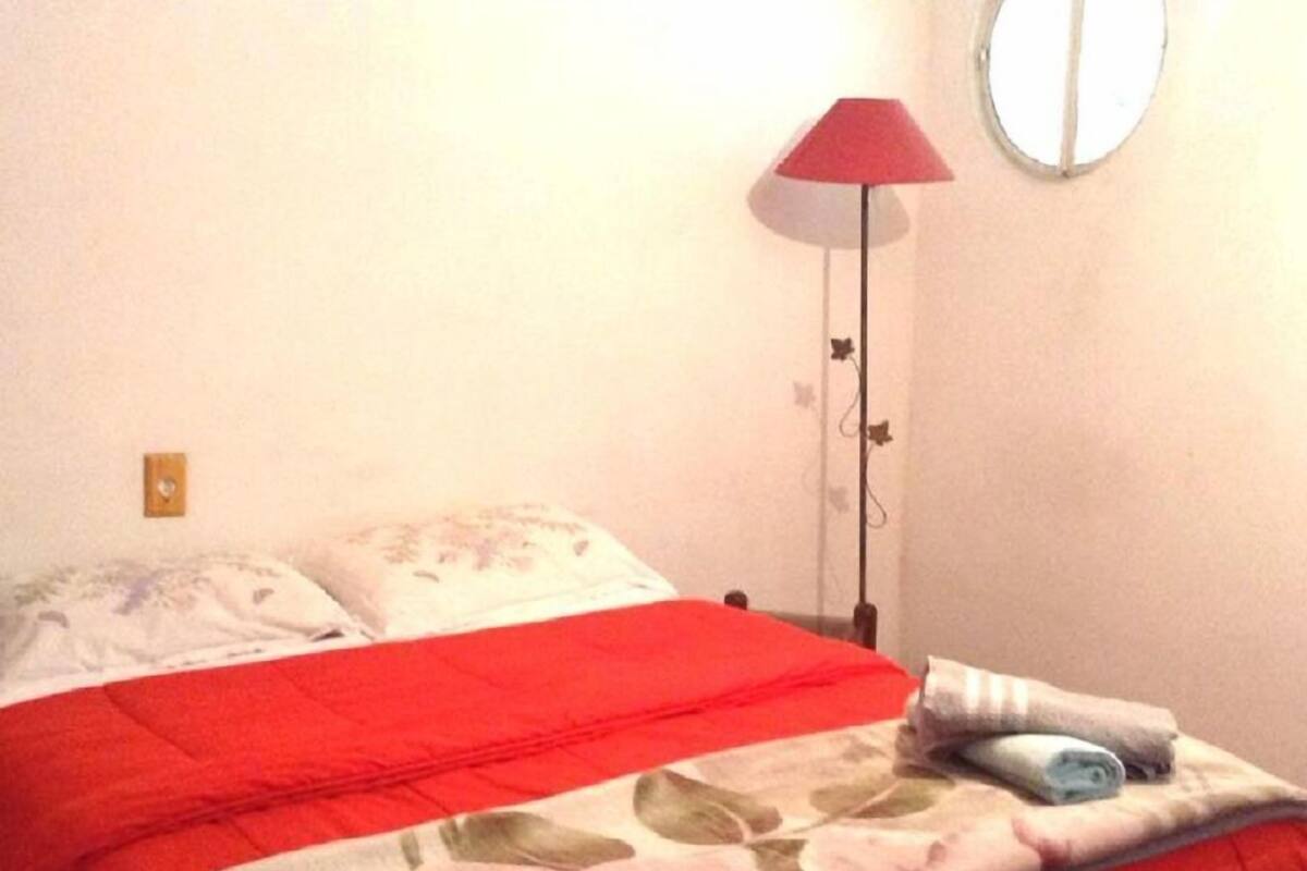 Habitación familiar, baño compartido | Decoración personalizada, muebles diferentes y escritorio