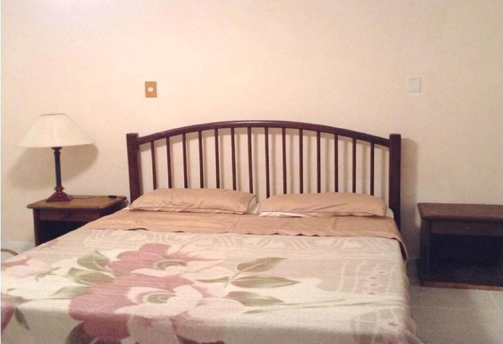 Habitación doble, 1 cama King size, baño privado | Decoración personalizada, muebles diferentes y escritorio 