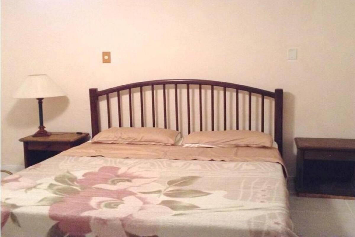 Habitación doble, 1 cama King size, baño privado | Decoración personalizada, muebles diferentes y escritorio