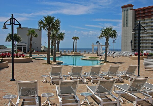 5 piscines extérieures, chaises longues
