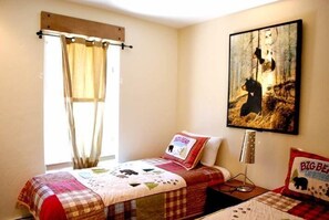 Condo, 2 chambres, non-fumeur | 2 chambres, décor unique, ameublement unique, fer et planche à repasser