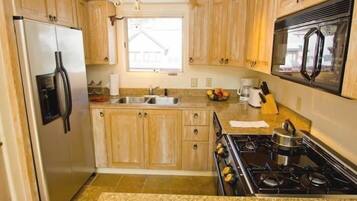 Full-sized fridge, microwave, stovetop, coffee/tea maker