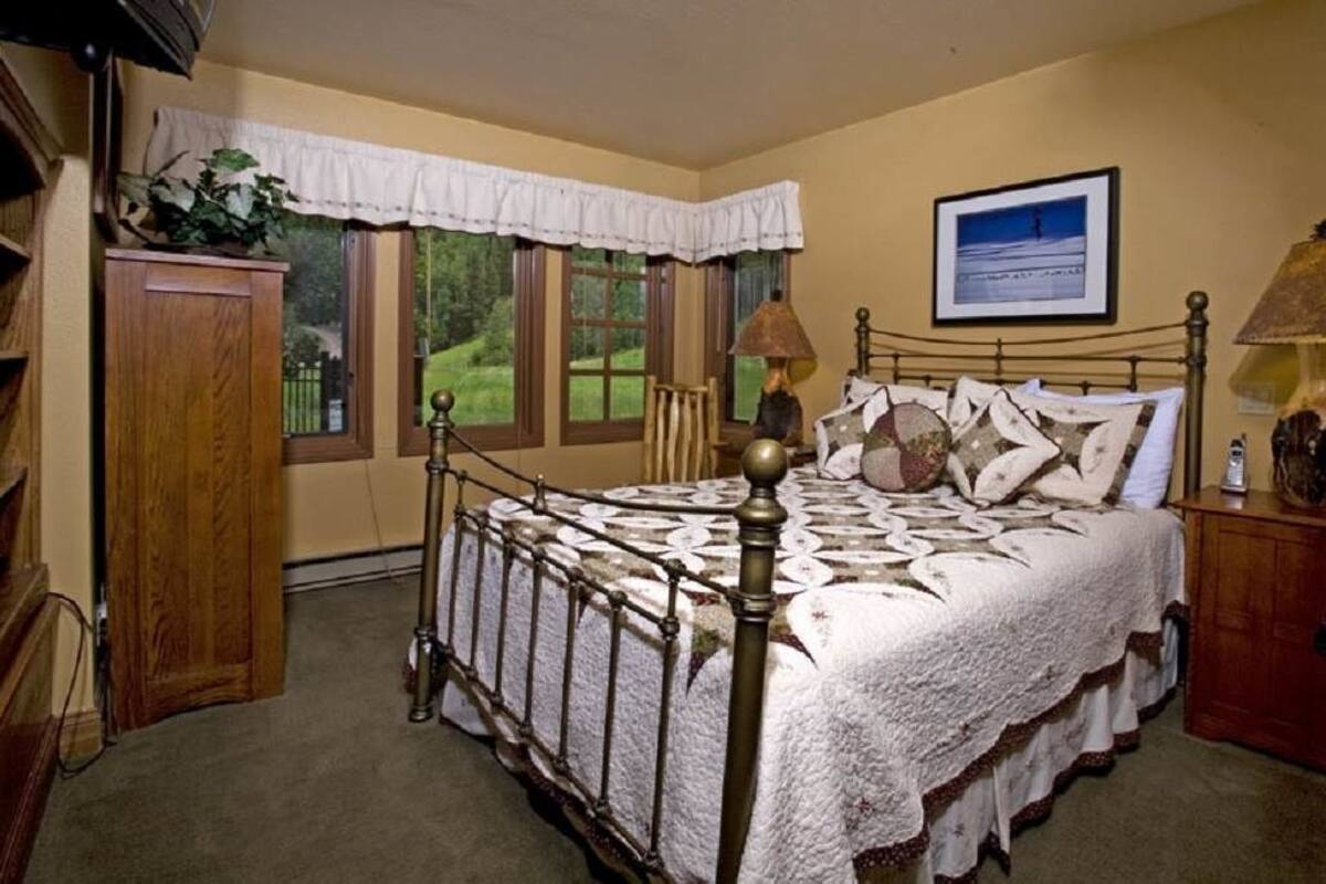 2 Bedroom/2 Bathroom Ski-In/Out Condo | Iron/ironing board