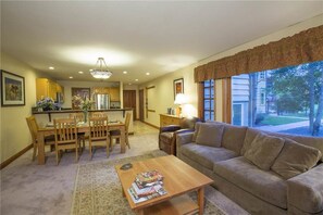 2 Bedroom/2 Bathroom Silver Condominium | Bathroom | Combined shower/tub, towels