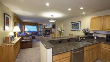 2 Bedroom/2 Bathroom Silver Condominium | Iron/ironing board