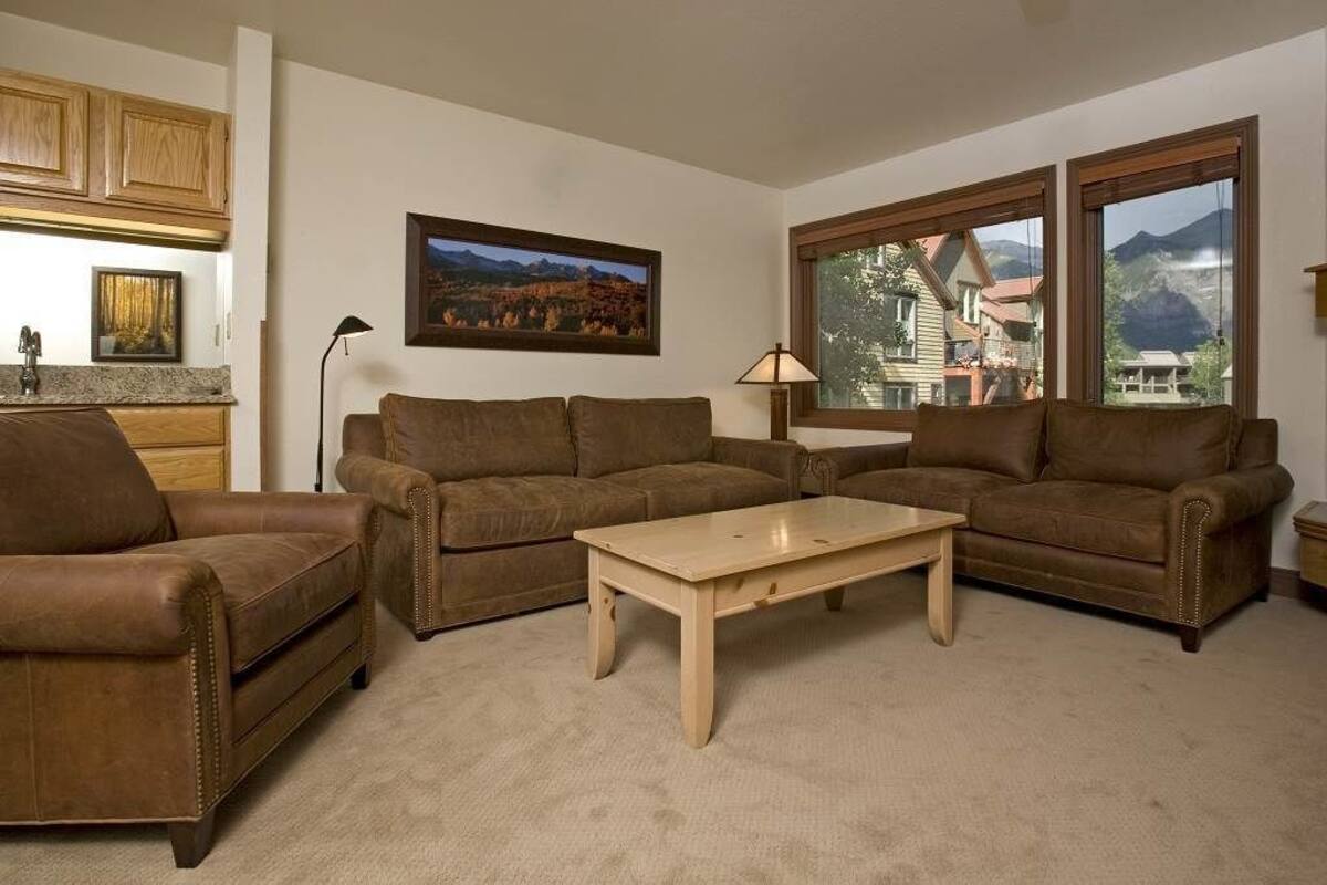 Flat-screen TV, fireplace