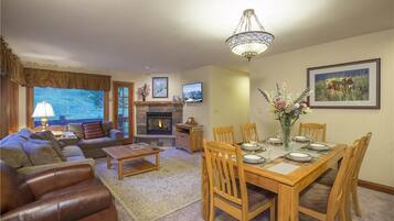 2 Bedroom/2 Bathroom Silver Condominium | Iron/ironing board