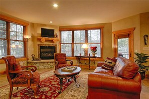 Appartement, 2 slaapkamers | Woonkamer | Een flatscreentelevisie, een open haard en een dvd-speler